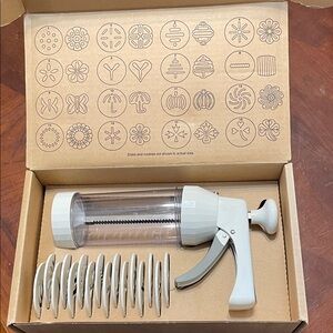 The Pampered Chef White Cookie Press Set